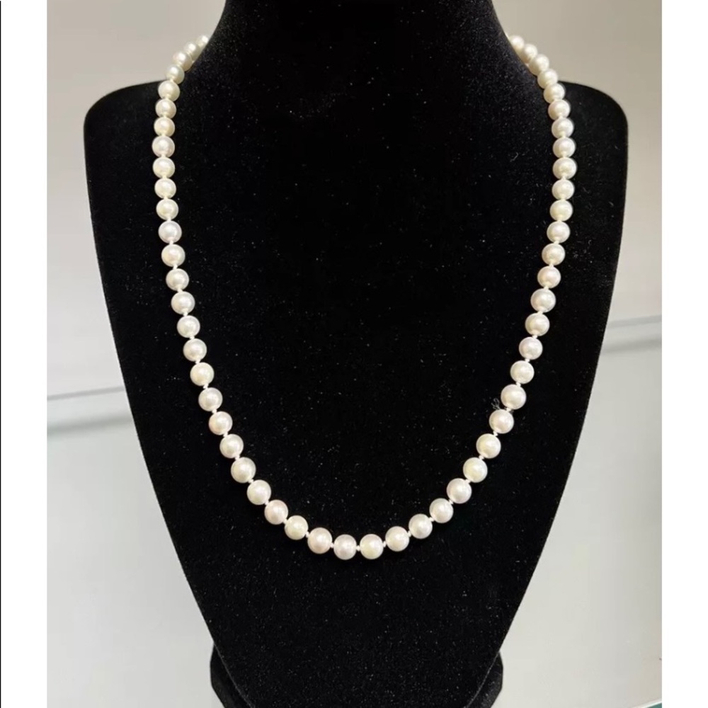 Mikimoto 18k pearl strand necklace.                  🎁 The Perfect Present 🎁